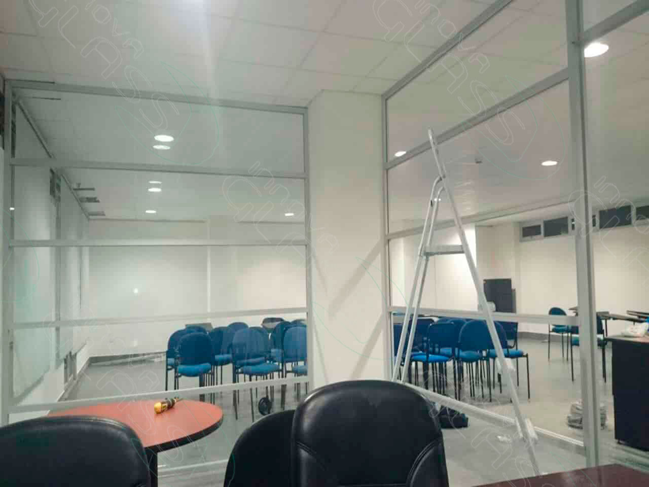 Division-de-oficina-en-aluminio-y-vidrio-min-marca-agua