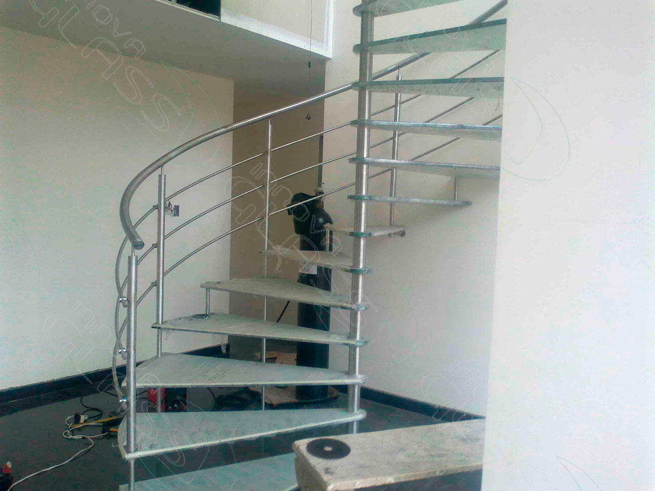 Pasamano--acero-gradas-vidrio-marca-agua