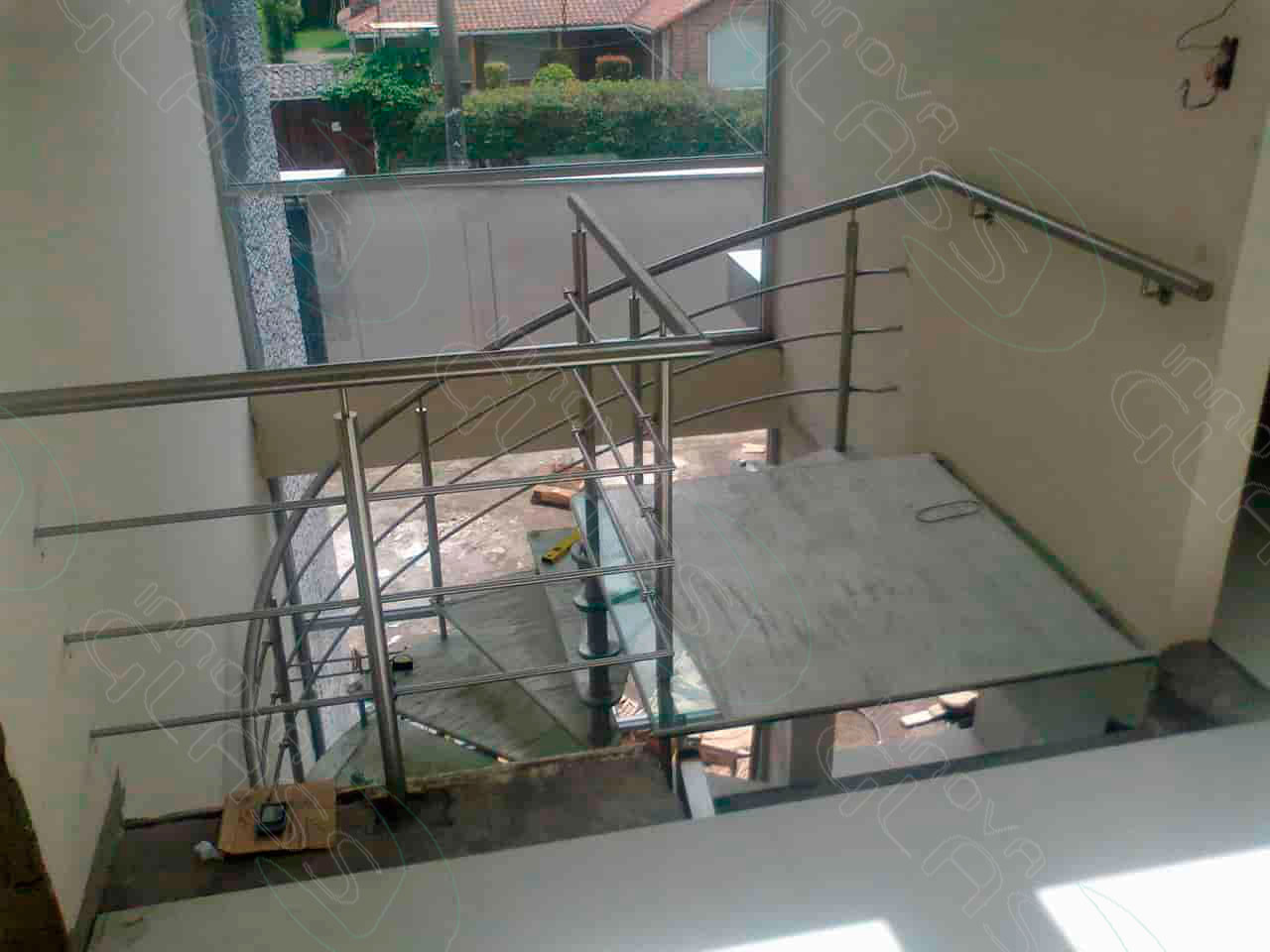 Pasamano-acero-gradas-vidrio-marca-agua