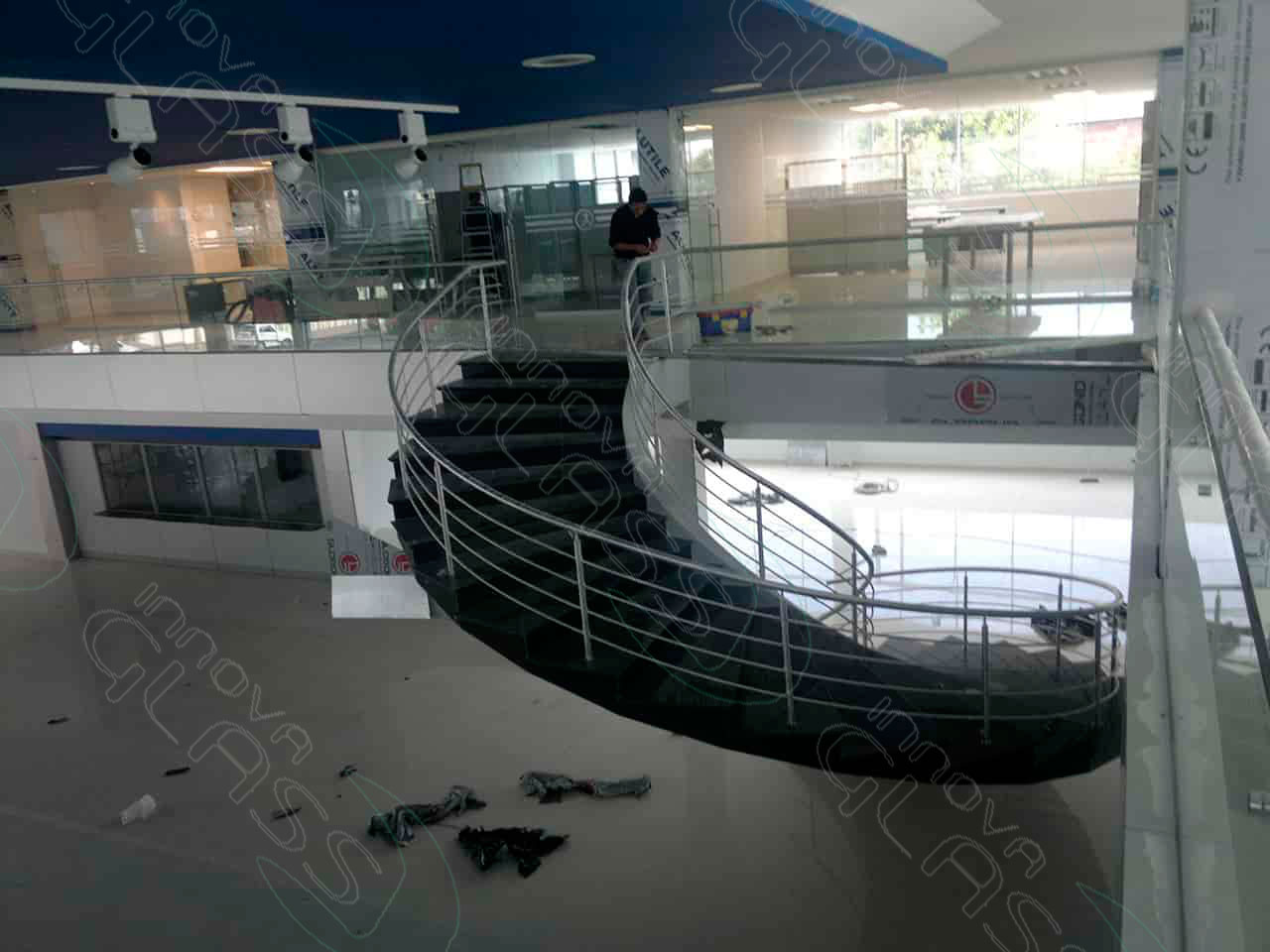 Pasamano-de-acero-inox-y-vidrio-templado-min-marca-agua