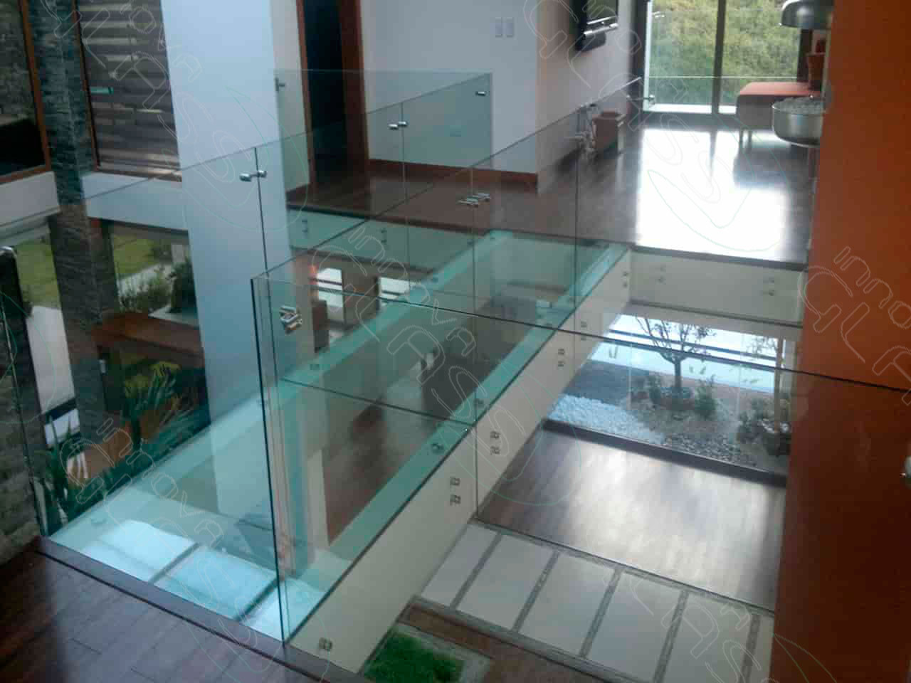 Puente-de-vidrio-min-marca-agua