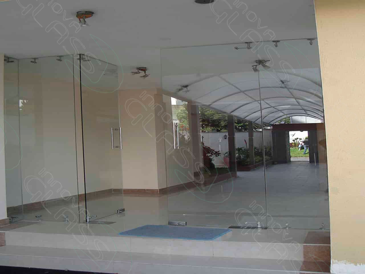 Puerta-de-ingreso-a-edificio-min-marca-agua