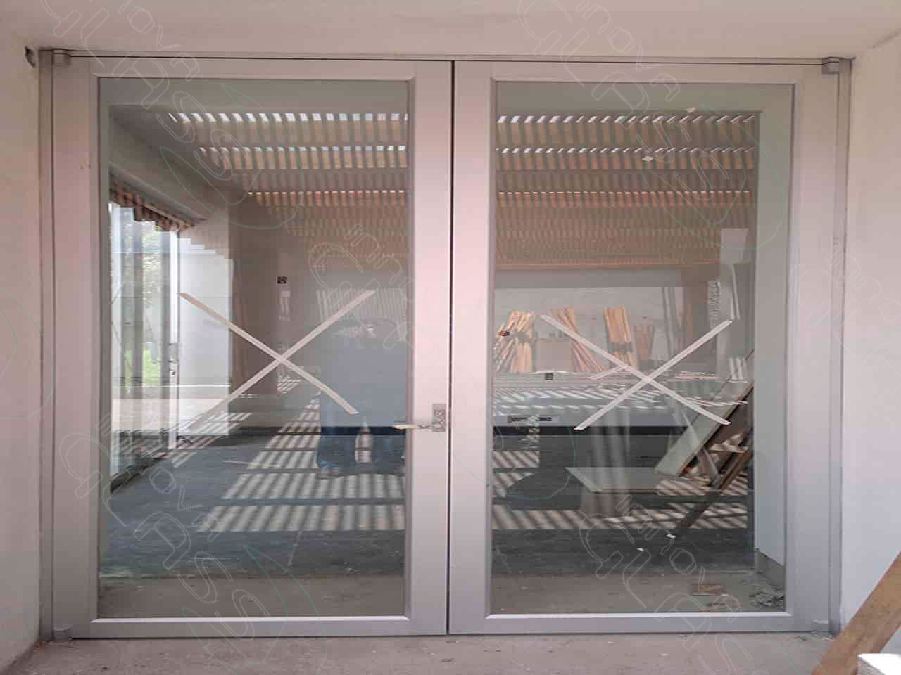 Puertas-batientes-de-aluminio-y-vidrio-min-marca-agua