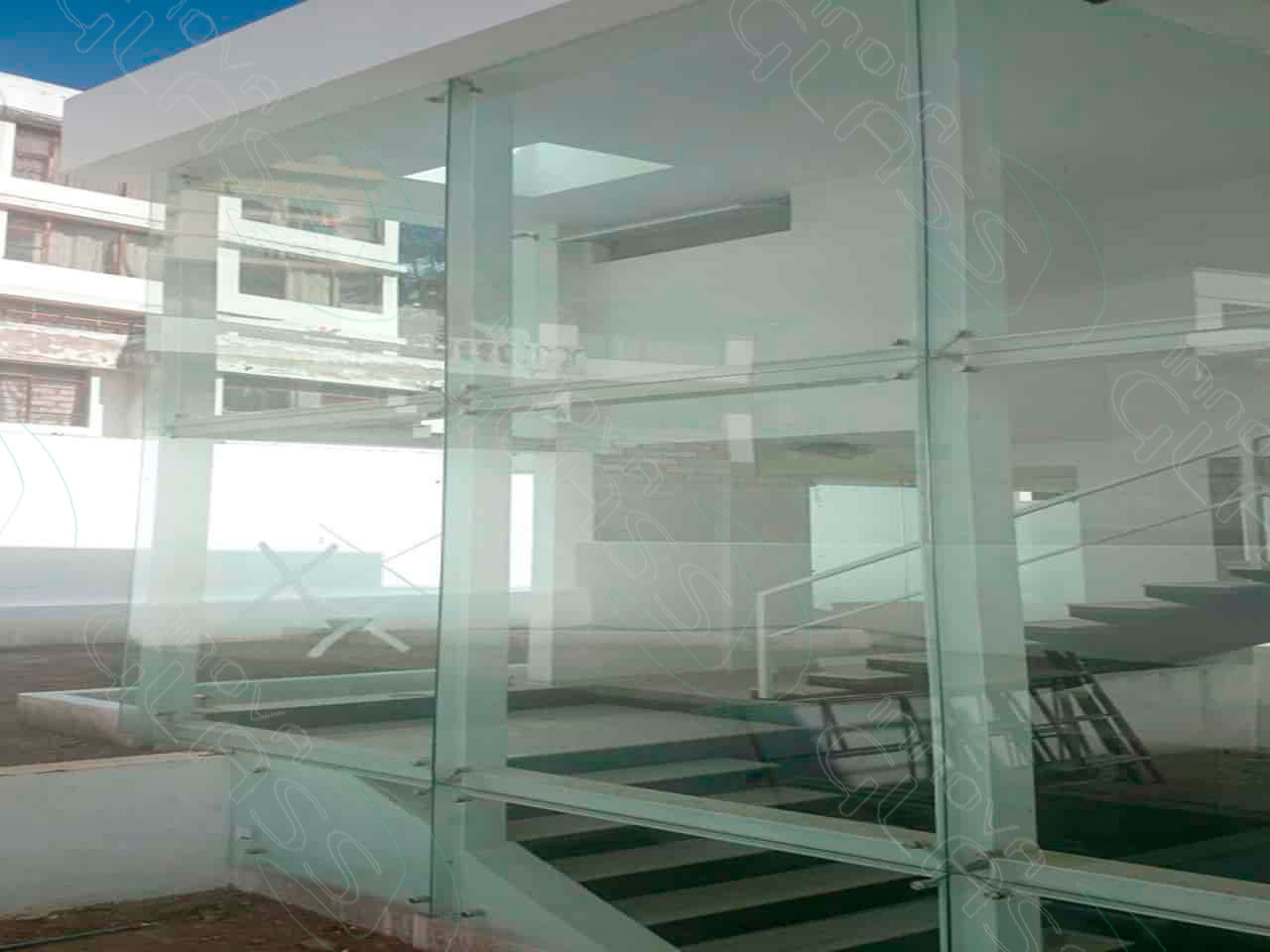 Vidrio-templado-y-acero-para-fachada-marca-agua