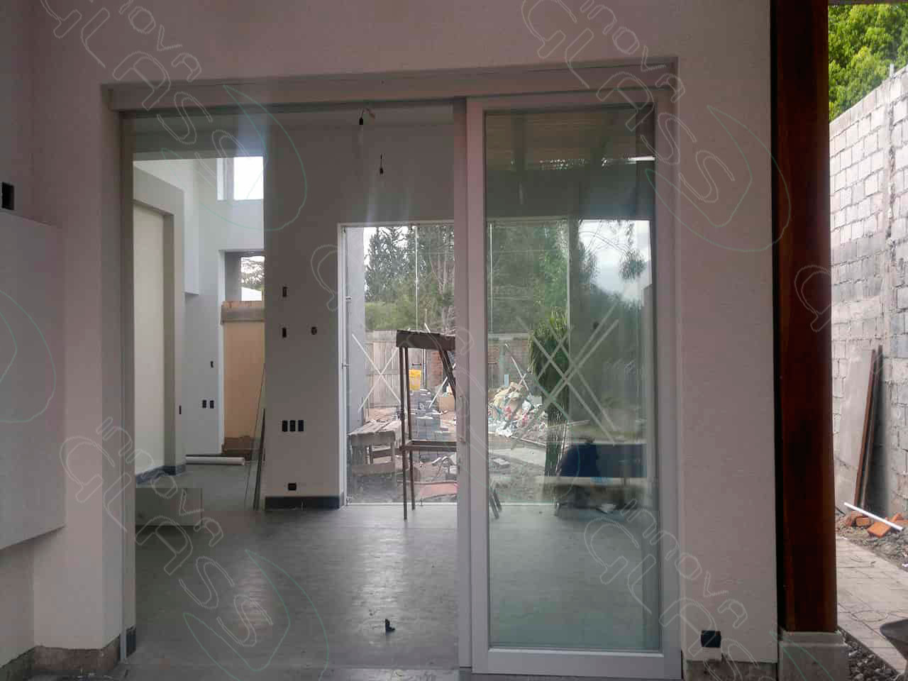 colgante-aluminio-abierta-min-marca-agua