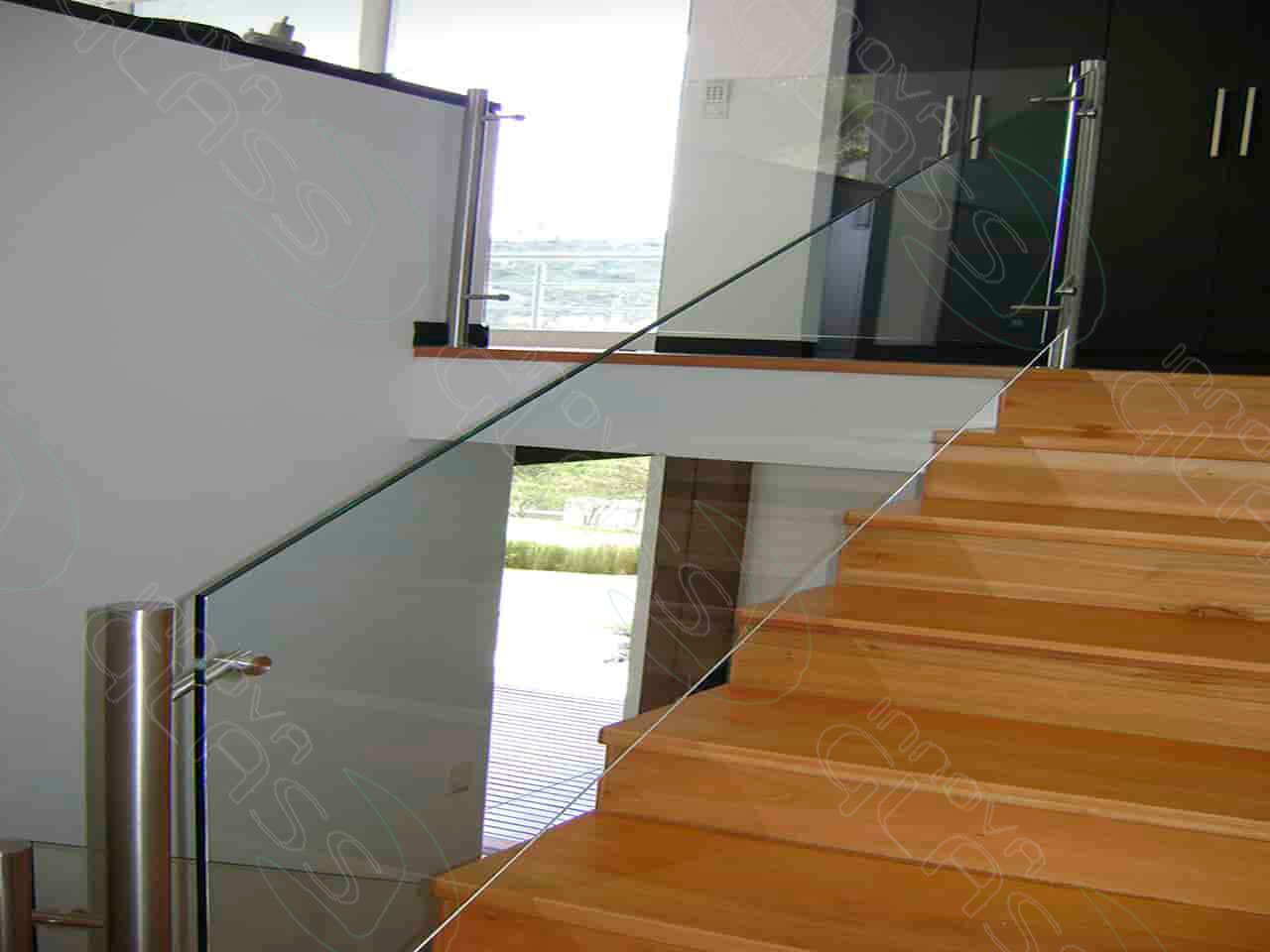 pasamano-vidrio-y-parantes-min-marca-agua